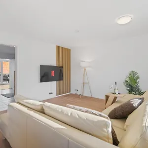 Goldcream - Modern - Netflix - Free Parking Günzburg
